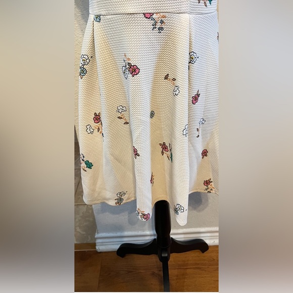Chic cream with small flower prints dress Large - Picture 3 of 7